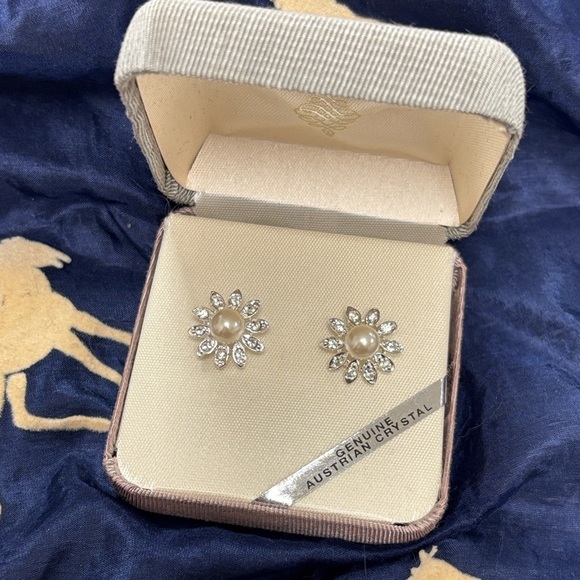 NIB Vintage Genuine Austrian Crystal Halo Flower Pearl Post Earrings Minimalist - Picture 13 of 13